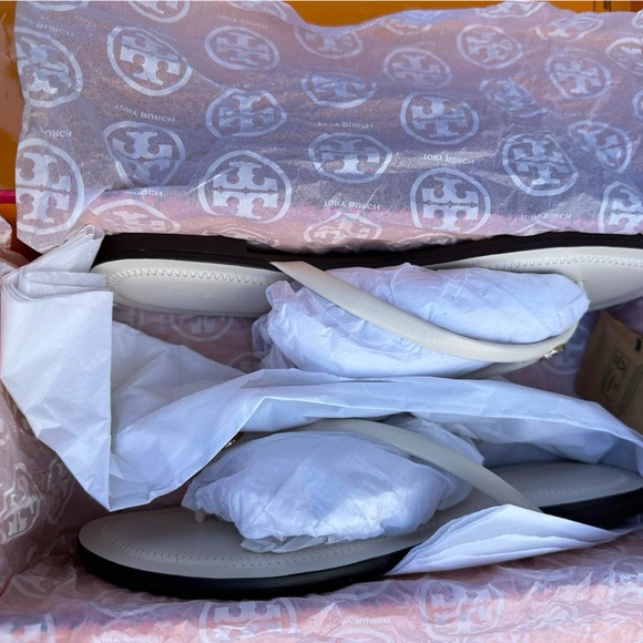 NIB Tory Burch Chelsea Light Cream Leather Logo Rubber Sole Flip Flops Size 9 - Picture 10 of 11